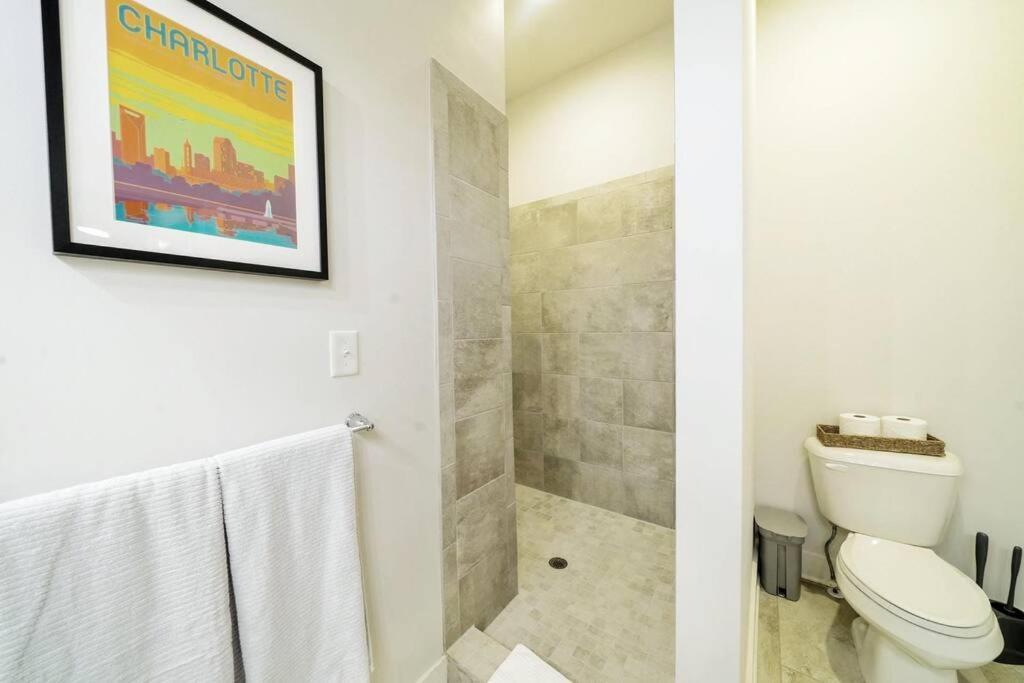 Apartamento New Stylish Getaway- 5 Mil To Uptown/3 Smart Tvs! *