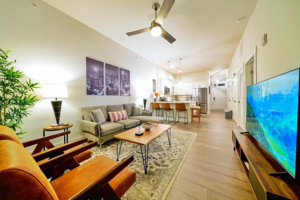 New Stylish Getaway- 5 Mil To Uptown/3 Smart Tvs! Apartamento Charlotte