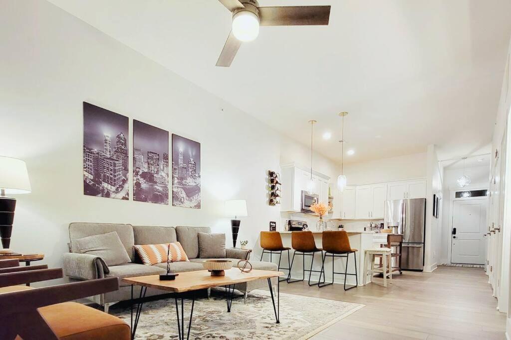 New Stylish Getaway- 5 Mil To Uptown/3 Smart Tvs! Apartamento *