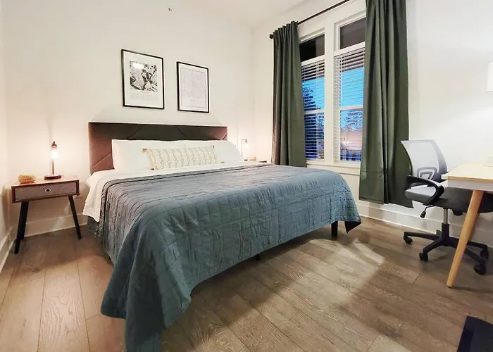 New Stylish Getaway- 5 Mil To Uptown/3 Smart Tvs!