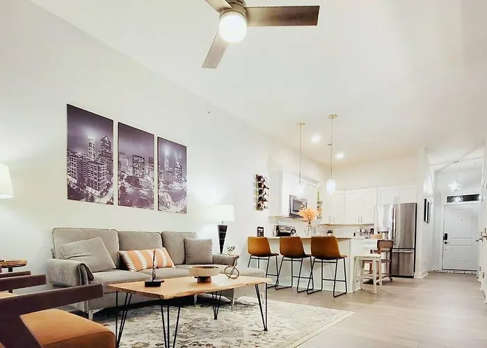 New Stylish Getaway- 5 Mil To Uptown/3 Smart Tvs!
