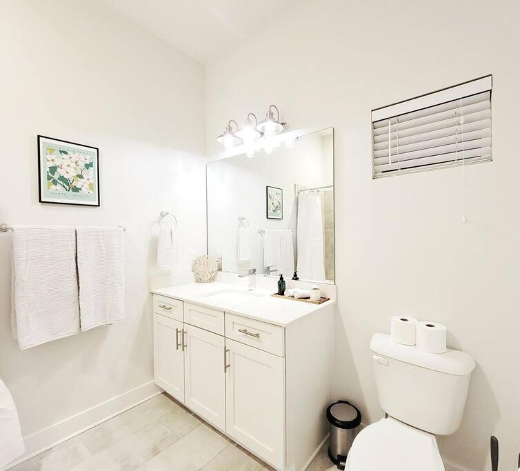 Apartment New Stylish Getaway- 5 Mil To Uptown/3 Smart Tvs!
