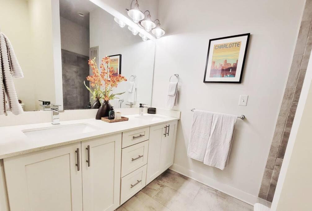New Stylish Getaway- 5 Mil To Uptown/3 Smart Tvs! *