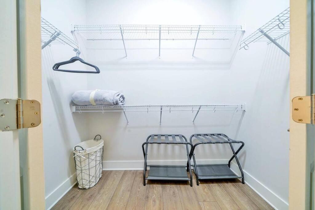 New Stylish Getaway- 5 Mil To Uptown/3 Smart Tvs!
