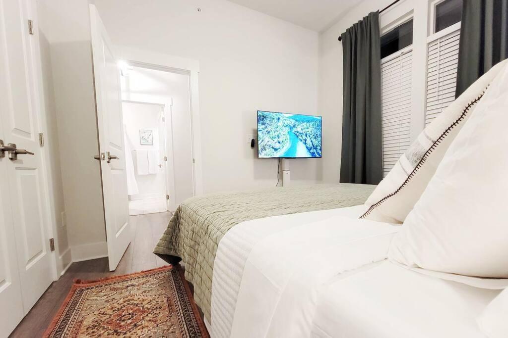 New Stylish Getaway- 5 Mil To Uptown/3 Smart Tvs! Apartment *