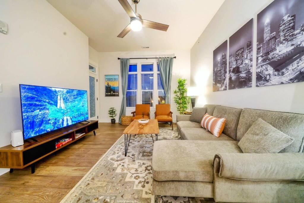 Apartment New Stylish Getaway- 5 Mil To Uptown/3 Smart Tvs! *