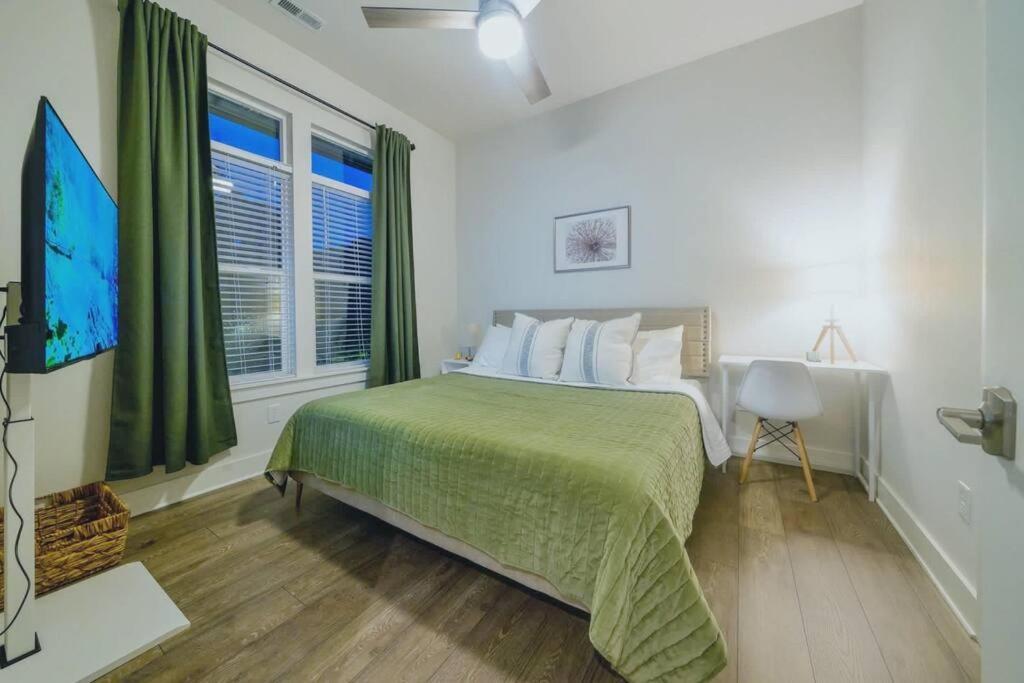 New Stylish Getaway- 5 Mil To Uptown/3 Smart Tvs! *