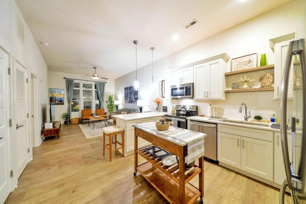 New Stylish Getaway- 5 Mil To Uptown/3 Smart Tvs!