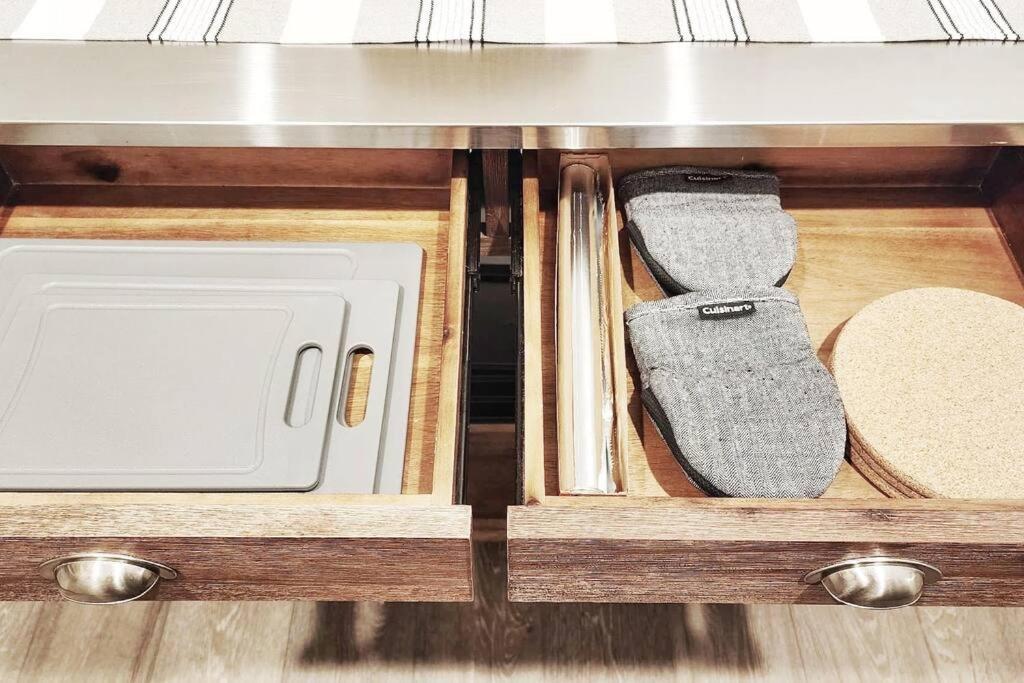 Apartment New Stylish Getaway- 5 Mil To Uptown/3 Smart Tvs!