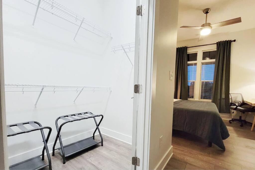 New Stylish Getaway- 5 Mil To Uptown/3 Smart Tvs! Apartment Charlotte