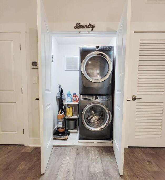 New Stylish Getaway- 5 Mil To Uptown/3 Smart Tvs! Apartment