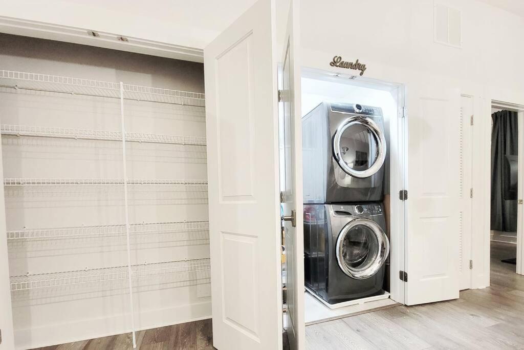 New Stylish Getaway- 5 Mil To Uptown/3 Smart Tvs!