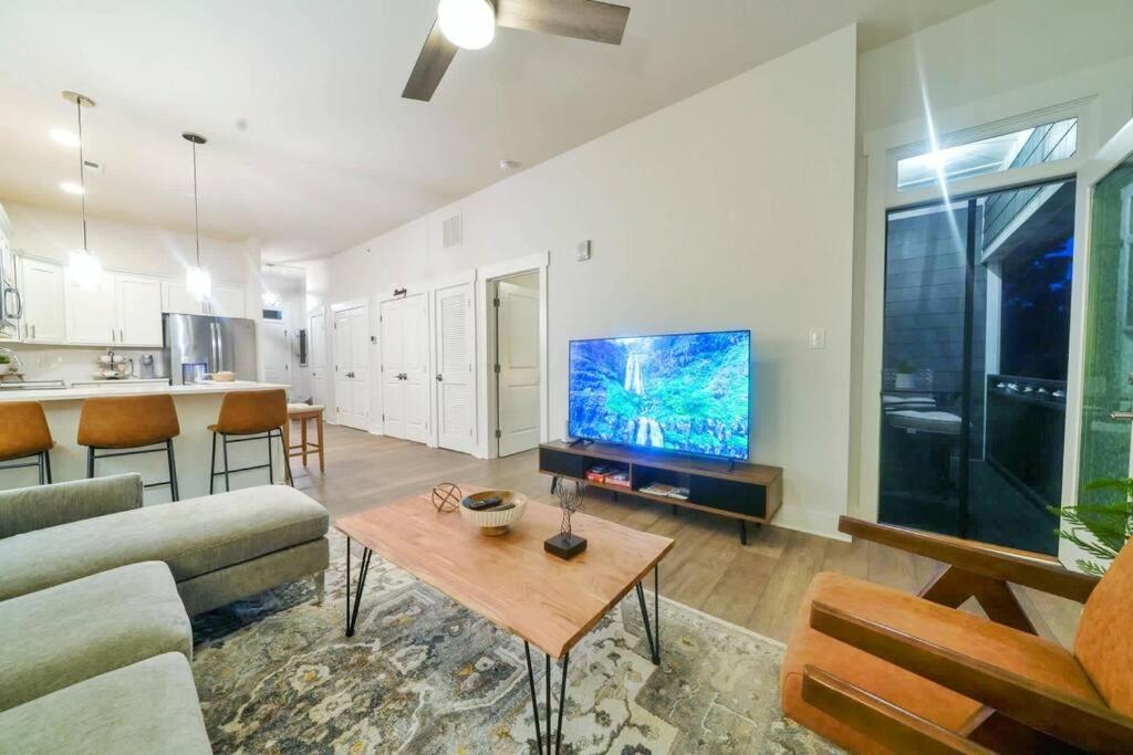 New Stylish Getaway- 5 Mil To Uptown/3 Smart Tvs! Apartment *