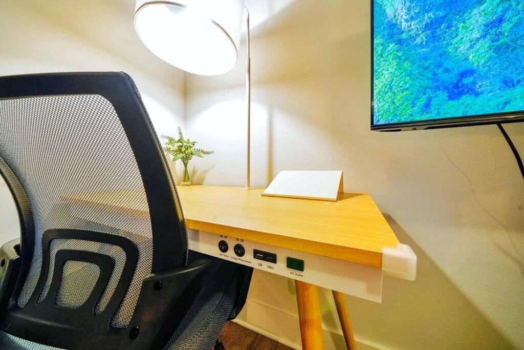 New Stylish Getaway- 5 Mil To Uptown/3 Smart Tvs! Apartment