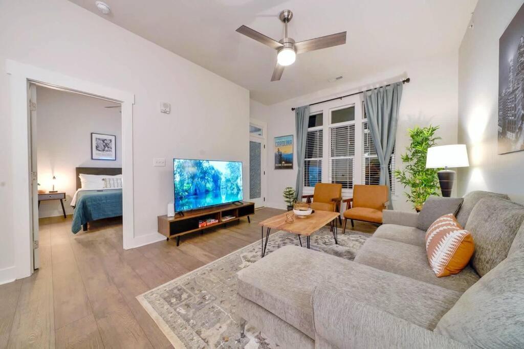 Apartment New Stylish Getaway- 5 Mil To Uptown/3 Smart Tvs!